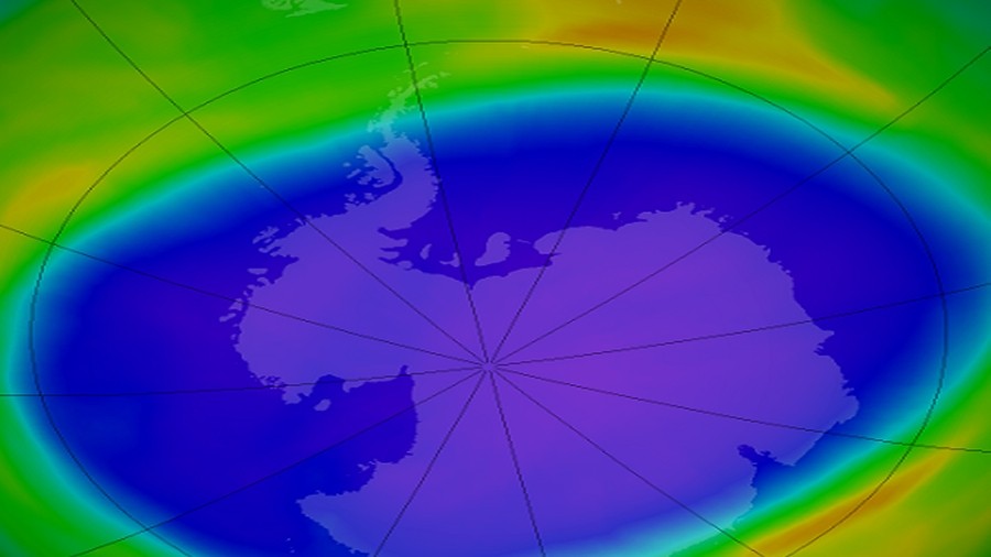 Maksymalny tegoroczny zasięg dziury ozonowej nad Antarktydą w dniu 20 września 2020 roku. Dziura ozonowa oznaczona jest kolorem niebieskim. Dane: NASA.