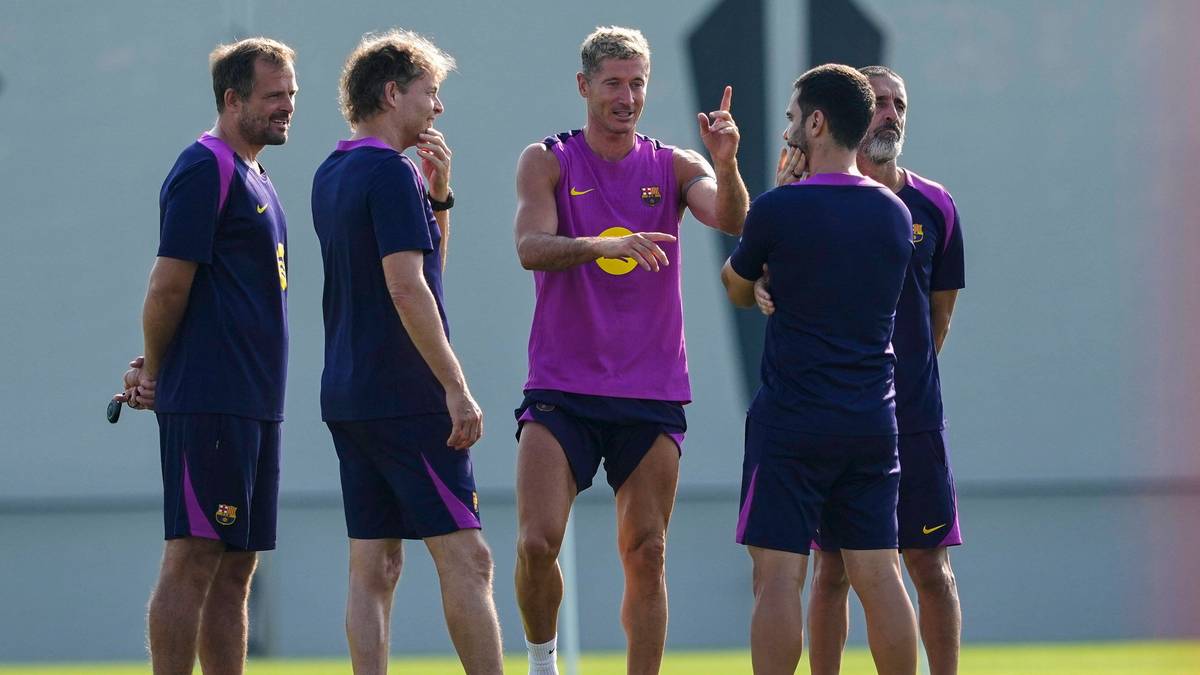 Robert Lewandowski w stroju treningowym FC Barcelona przemawia do sztabu szkoleniowego.