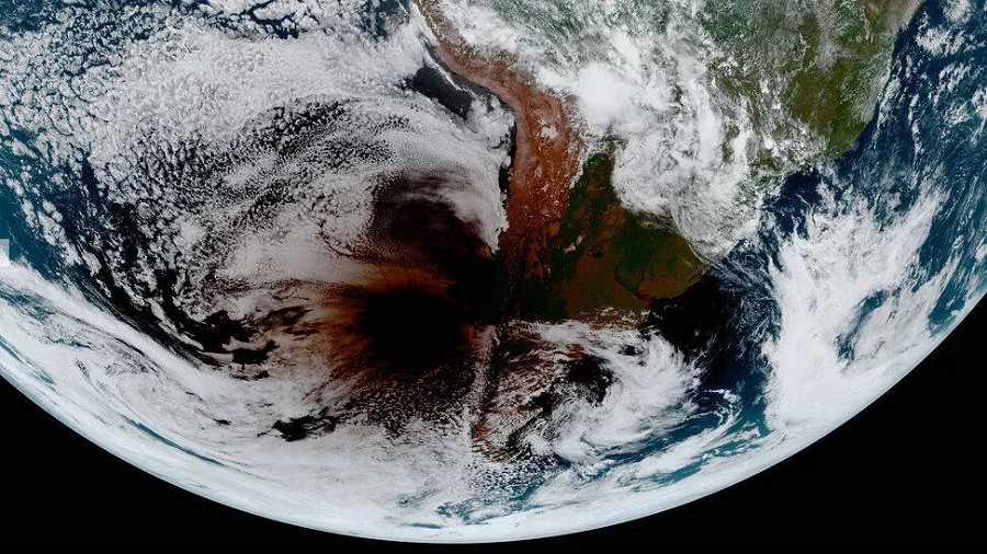 Cień Księżyca padający na Amerykę Południową podczas zaćmienia Słońca. Fot. NOAA.