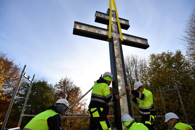 Krzyż morowy przed sanktuarium w Górach Świętokrzyskich
