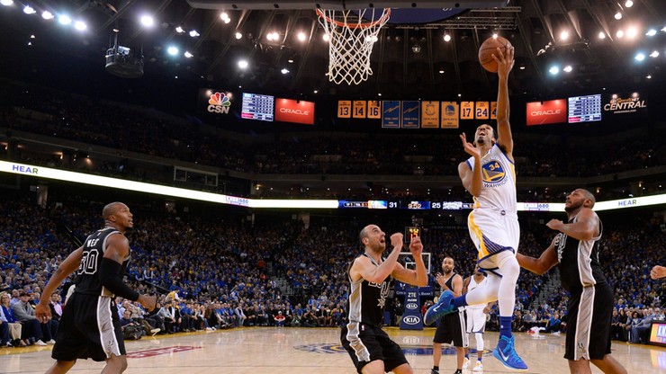 NBA: "Trójka" Barnesa uratowała Warriors przed dogrywką
