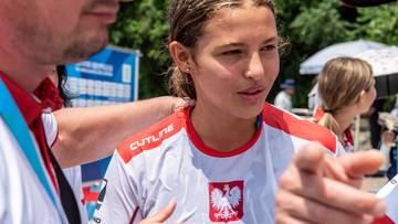 Młoda zawodniczka w białej koszulce z orłem białym, z bliska, skupiona.