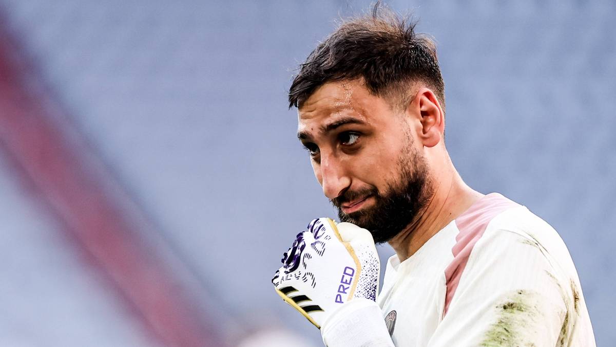 Portret włoskiego bramkarza Gianluigiego Donnarummy, piłkarza Paris Saint-Germain, z rękawicą bramkarską na ręce.