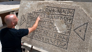 Bizantyjska mozaika z imieniem cesarza w doskonałym stanie. Leżała pod ziemią prawie 1500 lat