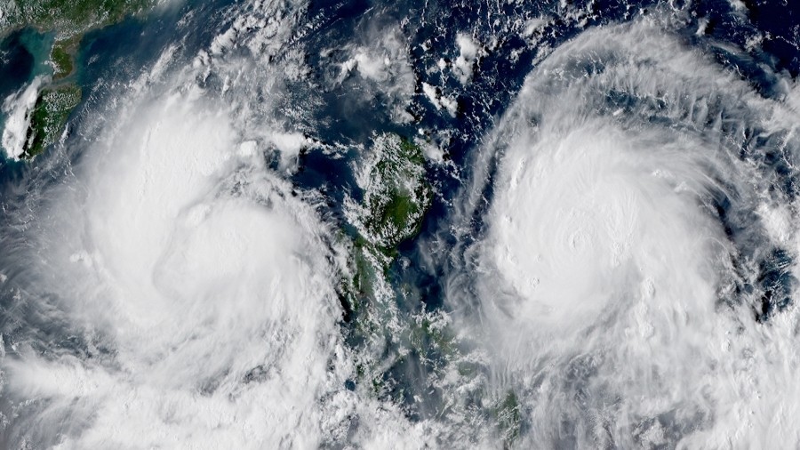 Zdjęcie satelitarne tajfunu Conson (po lewej) i tajfunu Chanthu (po prawej). Fot. NOAA.