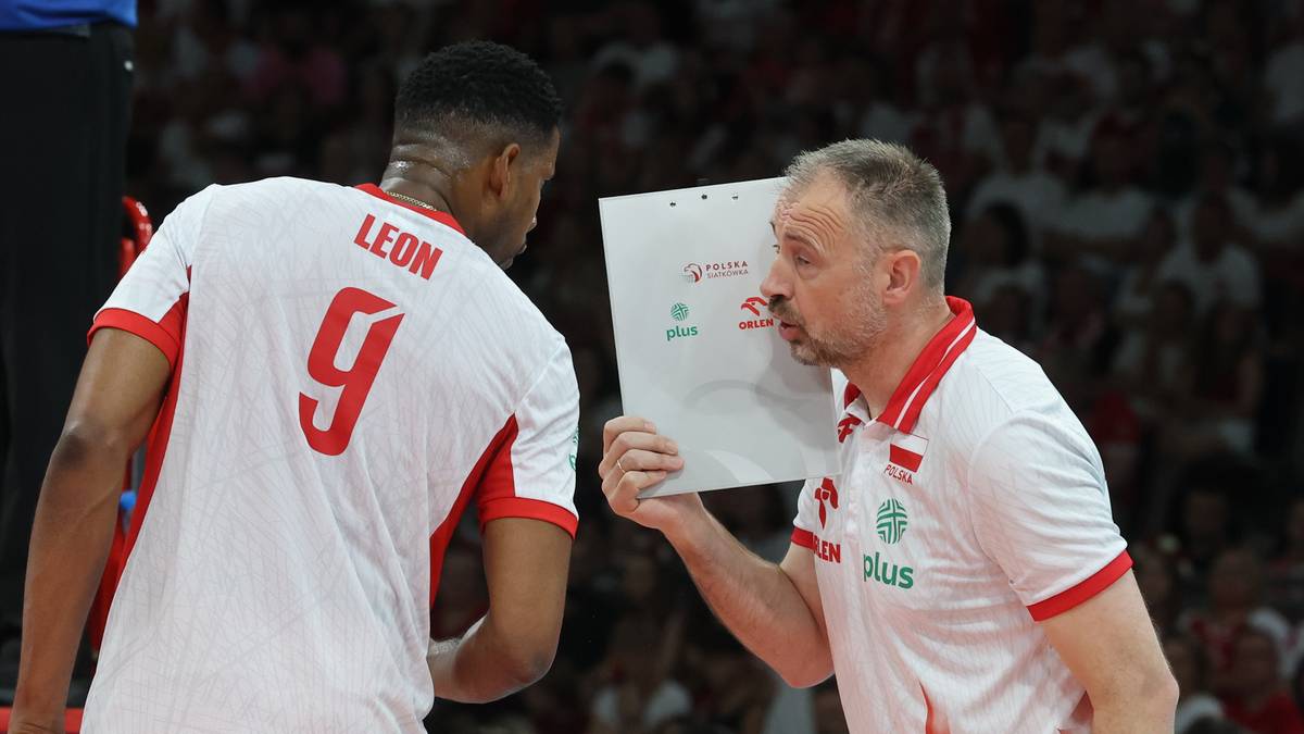 Trener reprezentacji Polski w siatkówce pokazuje zawodnikowi Wilfredo Leonowi taktykę na tablicy podczas meczu.