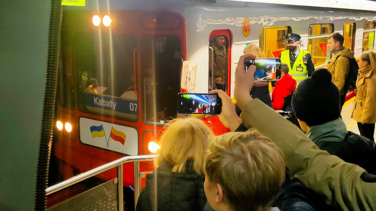 Warszawa: Pierwszy pociąg metra dla Kijowa zakończył służbę. Jechaliśmy pożegnalnym kursem