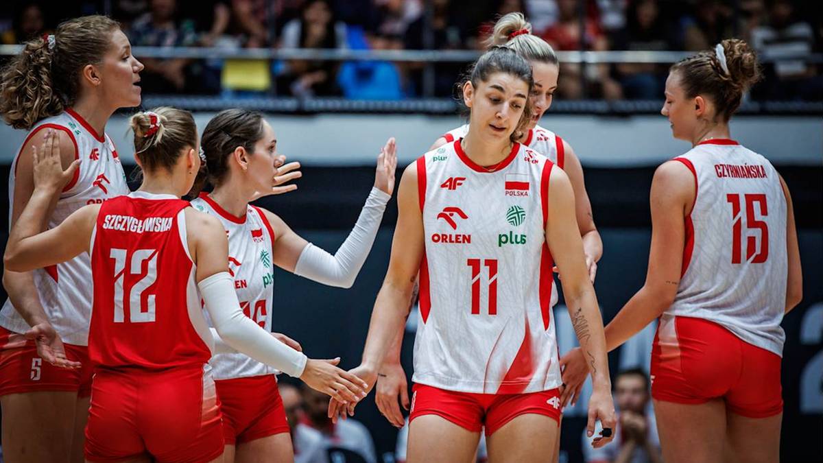 Grupa siatkarek w biało-czerwonych strojach podczas meczu.