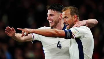 Dw&oacute;ch piłkarzy reprezentacji Anglii cieszy się z sukcesu, jeden z nich wskazuje palcem.