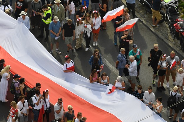 Uczestnicy Marszu Powstania Warszawskiego 2022 w godzinę 