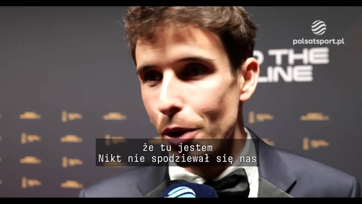 Alex Marquez w eleganckim garniturze, uśmiechnięty, podczas gali.