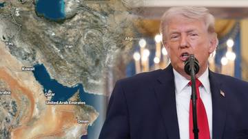 Donald Trump przemawia przy m&oacute;wnicy na tle mapy Bliskiego Wschodu z zaznaczonym Iranem i Zatoką Perską.