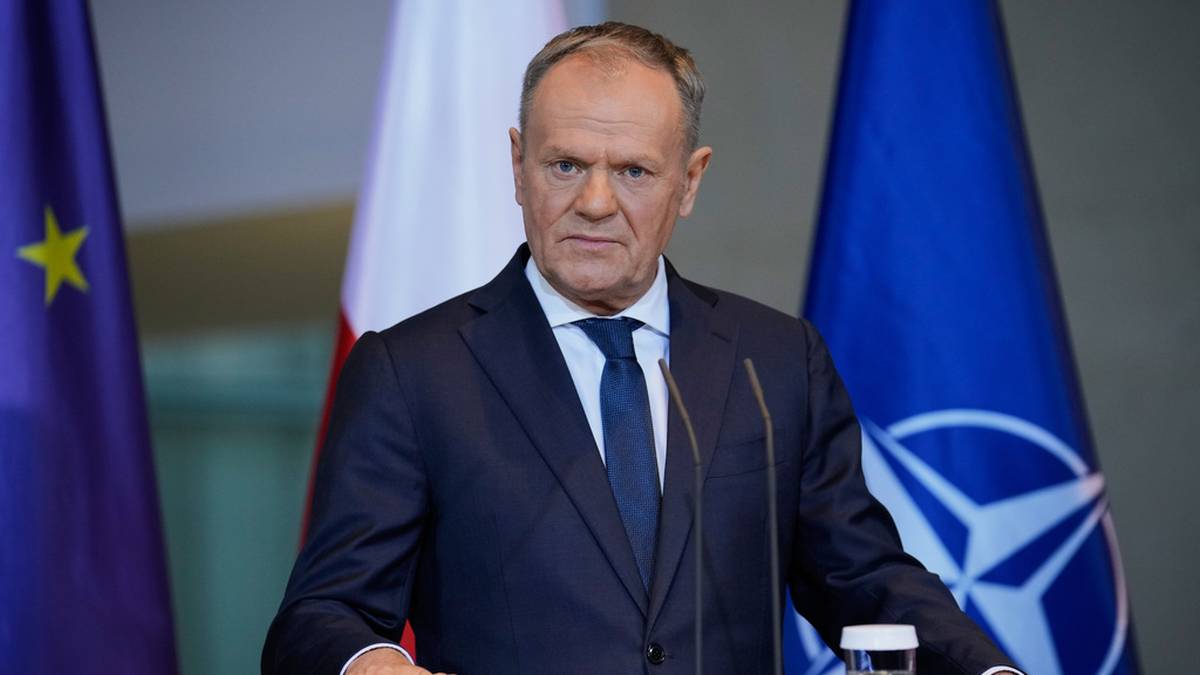 Donald Tusk, przewodniczący Koalicji Obywatelskiej, stoi za m&oacute;wnicą.