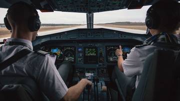 Załoga straciła kontakt z pilotami. Samolot musiał lądować awaryjnie