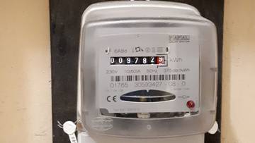 Licznik energii elektrycznej z cyfrowym wyświetlaczem pokazującym zużycie w kWh.