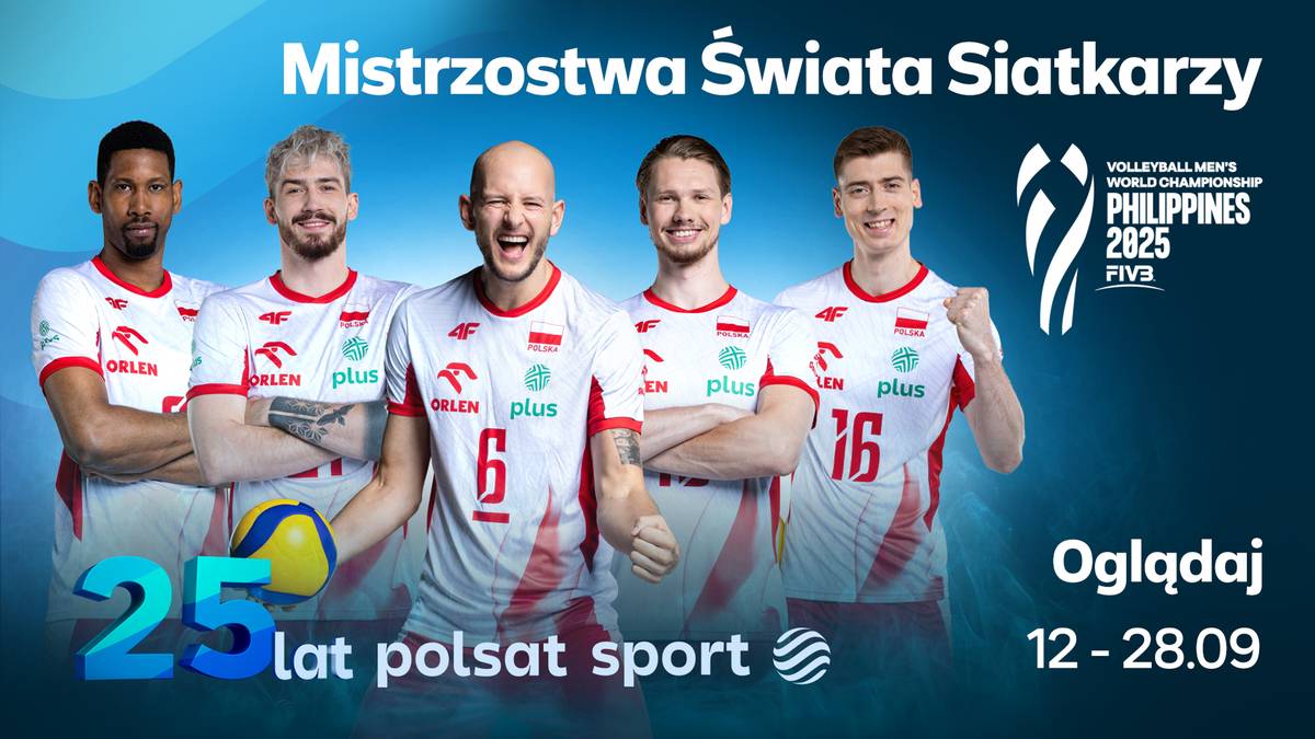 Pięciu siatkarzy w białych koszulkach z czerwonymi elementami i numerami na plecach, stojących obok siebie i uśmiechających się. Na koszulkach widoczne logo Polsat Sport. W tle niebieskie logo "Mistrzostwa Świata Siatkarzy" oraz "VOLLEYBALL MEN'S WORLD CHAMPIONSHIP PHILIPPINES 2025". Z lewej strony duża, niebieska liczba "25" z napisem "lat polsat sport".