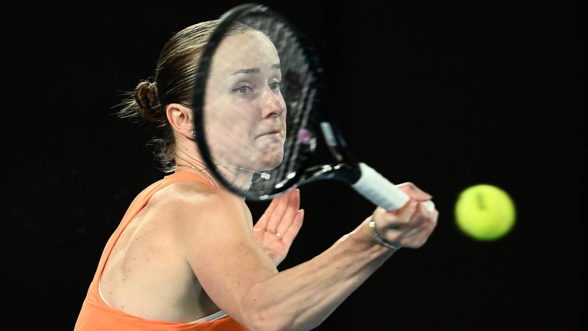 Elina Switolina podczas meczu tenisowego uderza piłkę rakietą.