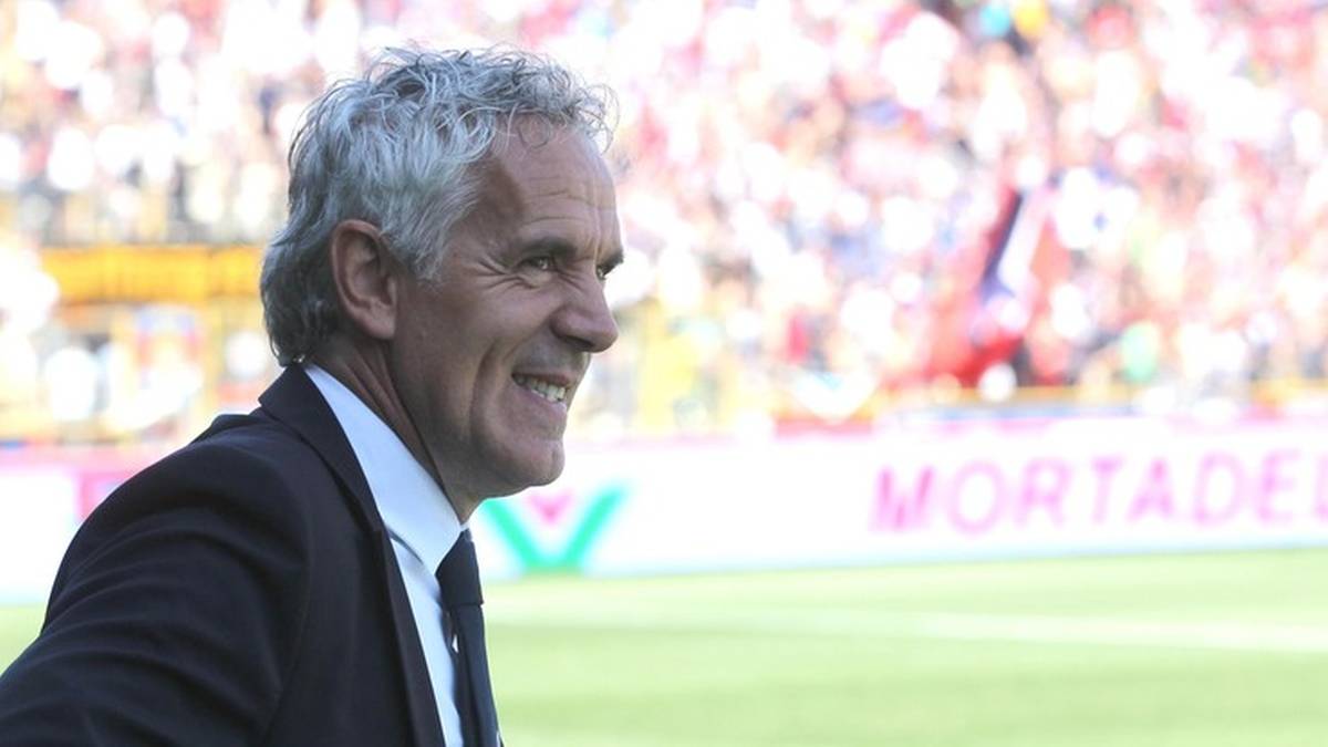 Roberto Donadoni, uśmiechnięty mężczyzna w garniturze, w tle stadion