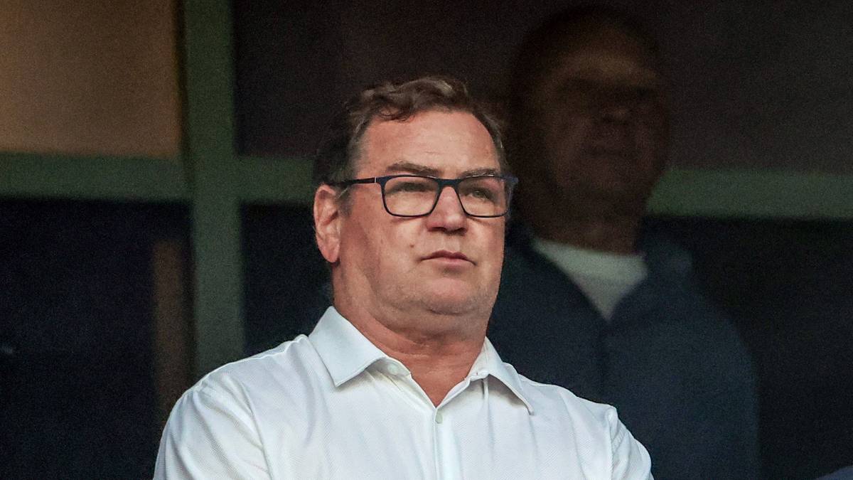 Portret Jana Urbana w białej koszuli.