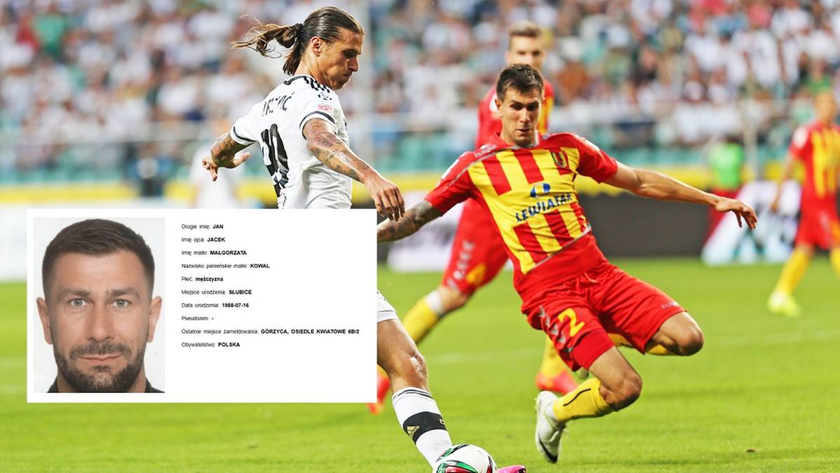 Zdjęcie przedstawia fragment meczu piłki nożnej z zaznaczonym na pierwszym planie zawodnikiem w czerwono-ż&oacute;łtym stroju. Obok niego znajduje się mniejszy obrazek z paszportowym zdjęciem mężczyzny.