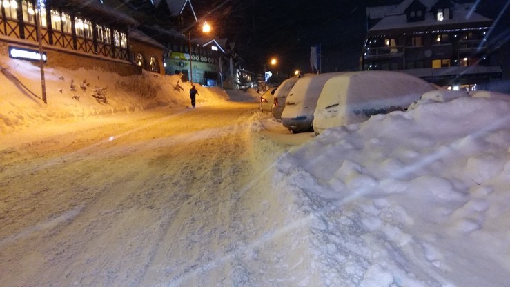 Zasypane śniegiem samochody zaparkowane w Zieleńcu na Dolnym Śląsku.