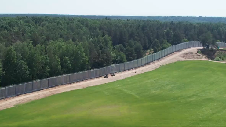 Straż Graniczna: Pierwsze odcinki bariery na granicy z Białorusią zostały odebrane