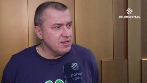 Marcin Muras w wywiadzie dla Polsat Sport, ubrany w granatową bluzę, z mikrofonem przed twarzą.