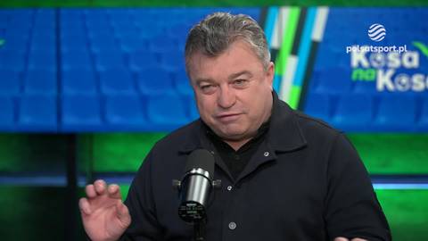 Roman Kosecki, mężczyzna z kr&oacute;tkimi, siwymi włosami, w czarnym swetrze, m&oacute;wi do mikrofonu.