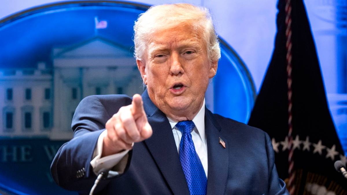 Donald Trump przemawia, wskazując palcem