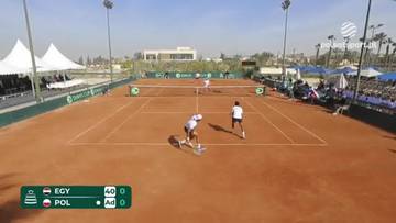 Mecz tenisa ziemnego. Na korcie dwaj gracze z Polski (POL) i dwaj gracze z Egiptu (EGY). Wynik meczu to 40:0 dla Polski.