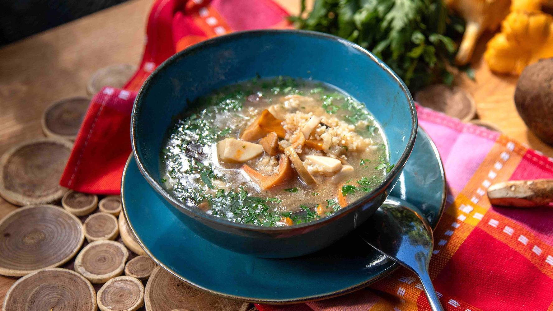 Zupa grzybowa z kaszą jaglaną. Prosty przepis z „Ewa gotuje”