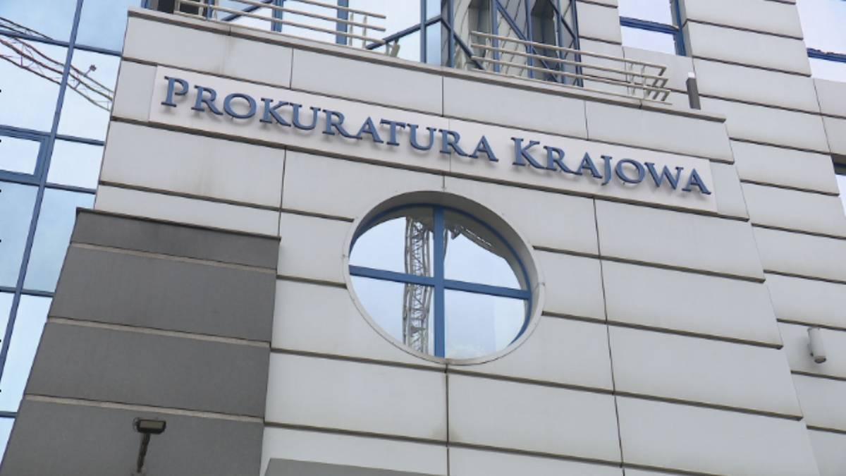 Budynek Prokuratury Krajowej z widocznym napisem i okrągłym oknem.