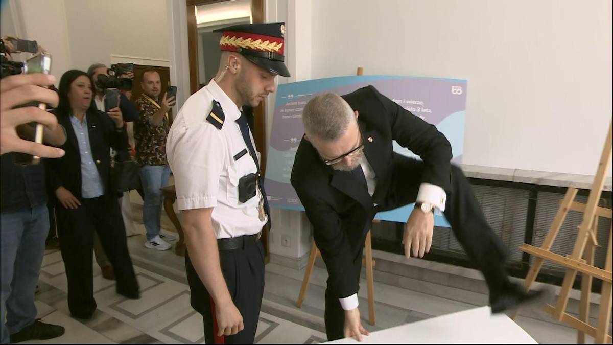 Incydent w Sejmie. Grzegorz Braun zniszczył wystawę, stanowcza reakcja Hołowni