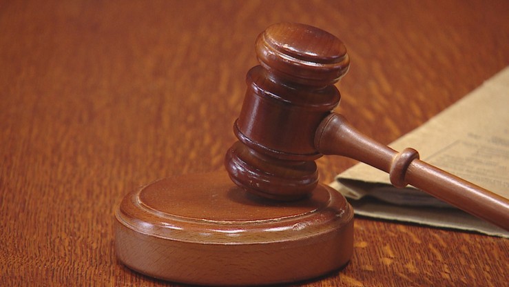 Sąd umorzył postępowanie ws. radomskiego radnego skazanego za znęcanie się nad żoną