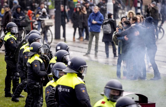 Starcia z policją na ulicach Amsterdamu. Holendrzy mają dość lockdownu