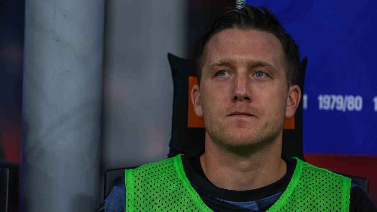 Portret mężczyzny w zielonej kamizelce sportowej.