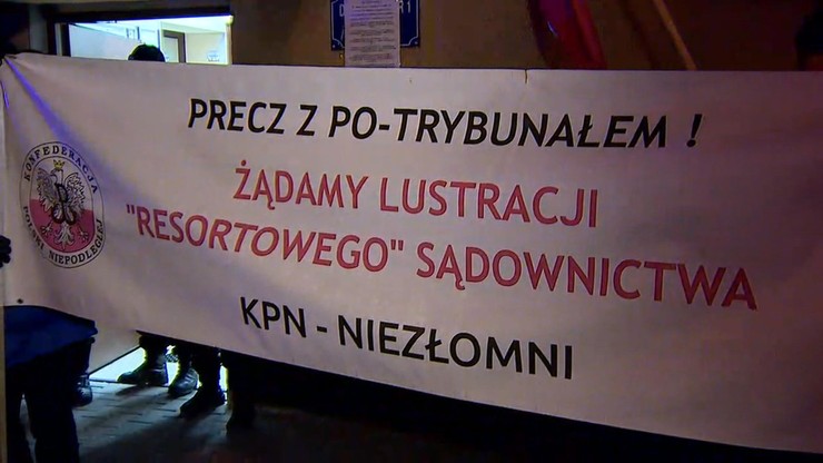 Zwolennicy Słomki demonstrują w poczekalni aresztu poparcie dla Miernika