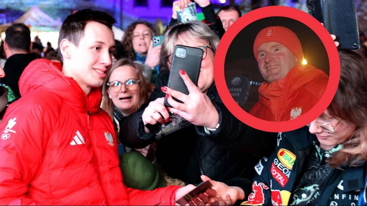 Zbliżenie na twarz mężczyzny w czerwonej kurtce, trzymającego telefon i pozującego do zdjęcia, w tle inne osoby, w prawym g&oacute;rnym rogu okrągłe zdjęcie twarzy mężczyzny w pomarańczowej czapce.