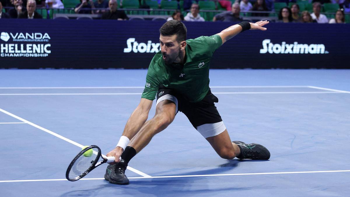 Novak Djoković zagrywa bekhend na korcie tenisowym.