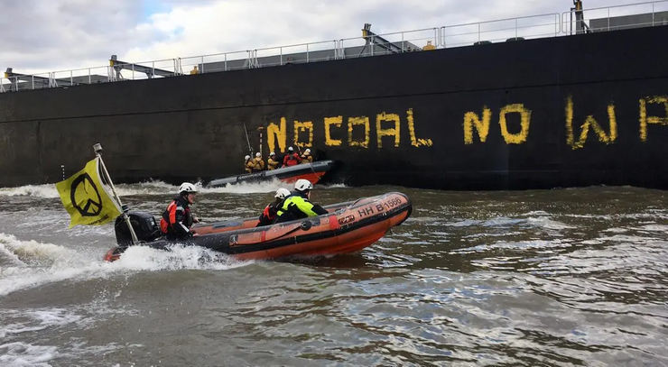 Niemcy. Aktywiści pomalowali statek z rosyjską ropą