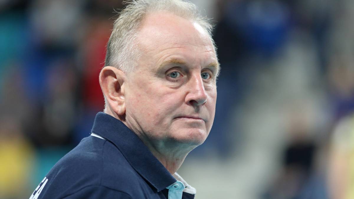 Portret Jacka Nawrockiego, trenera polskiej reprezentacji siatkarskiej.