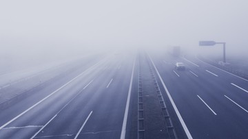 Gęste mgły nad Polską. Apel do kierowców o ostrożność
