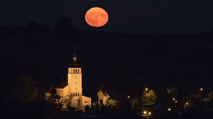 Wschód Księżyca na Podkarpaciu. Fot. Witold Ochał / TwojaPogoda.pl