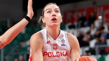 Koszykarka w białej koszulce z napisem POLSKA i numerem 5, z piłką w rękach, podczas meczu