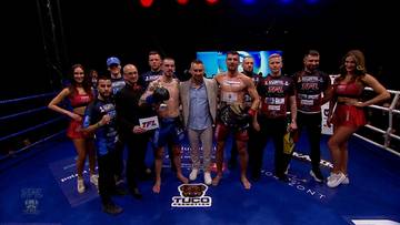 Grupa zwycięzc&oacute;w gali TFL 37 w Lublinie pozuje do zdjęcia na ringu, trzymając pasy mistrzowskie.