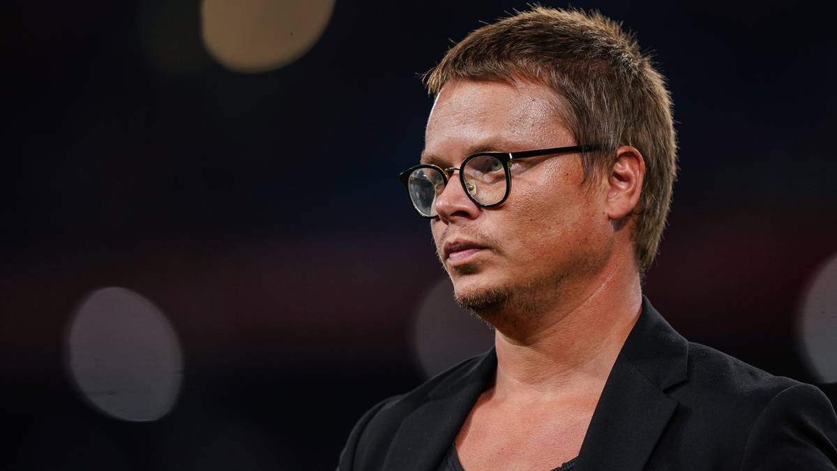 Zbliżenie na twarz mężczyzny w okularach.