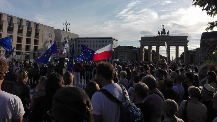 Protesty przeciwko reformom polskiego sądownictwa w miastach UE