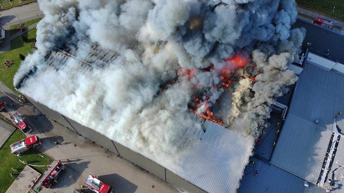 Dramat podczas pożaru hali na Pomorzu. Utracono kontakt ze strażakiem