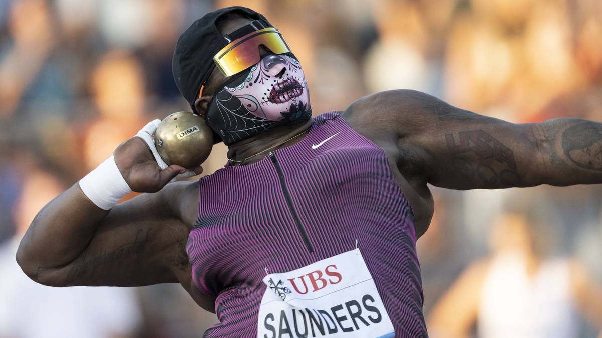 Sportowiec w masce i goglach, wykonujący rzut kulą.