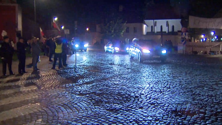 "Będziesz siedział" - krzyczeli przeciwnicy do prezesa PiS przy trasie na Wawel.  "Na tronie" - odpowiadali zwolennicy